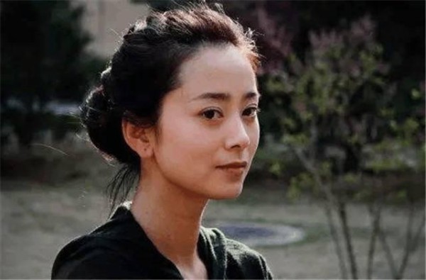 她是北影校花出身，嫁小4岁的当红演员，如今在家相夫教子
