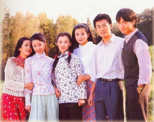 她是北影校花出身，嫁小4岁的当红演员，如今在家相夫教子