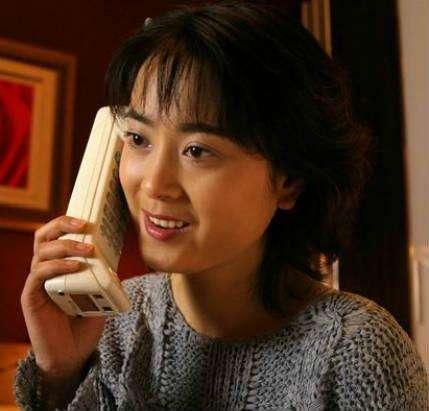 她是北影校花出身，嫁小4岁的当红演员，如今在家相夫教子