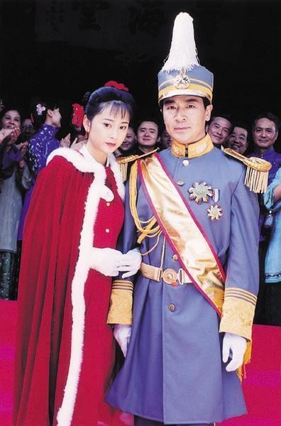 她是北影校花出身，嫁小4岁的当红演员，如今在家相夫教子