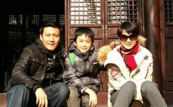 她是北影校花出身，嫁小4岁的当红演员，如今在家相夫教子