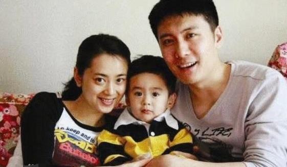 老公是跑龙套的演员，为他生下一儿子，现40岁仍如少女一般