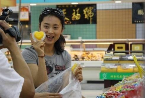 老公是跑龙套的演员，为他生下一儿子，现40岁仍如少女一般