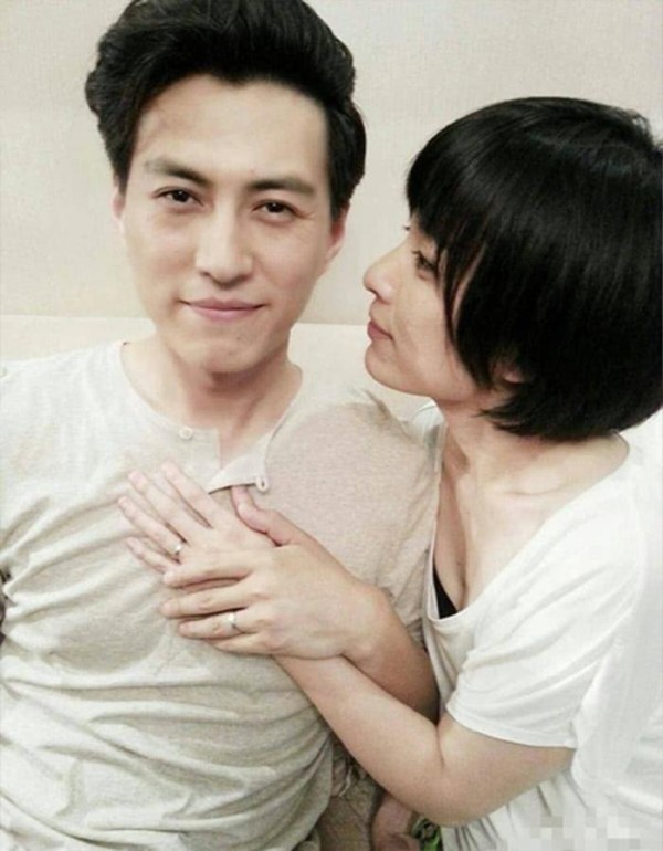 同是娶二婚老婆，靳东和秦昊都被老婆带旺，他看着像职业“保安”
