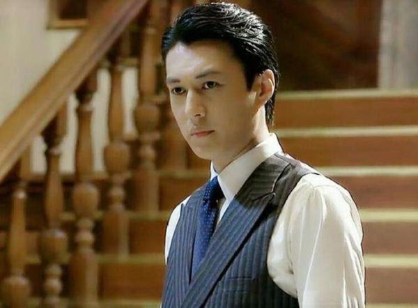 同是娶二婚老婆，靳东和秦昊都被老婆带旺，他看着像职业“保安”