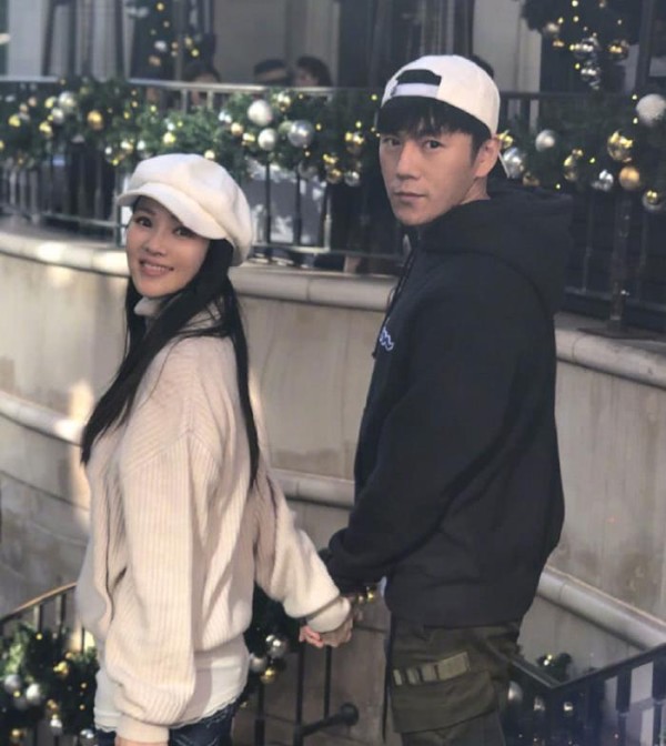 同是娶二婚老婆，靳东和秦昊都被老婆带旺，他看着像职业“保安”