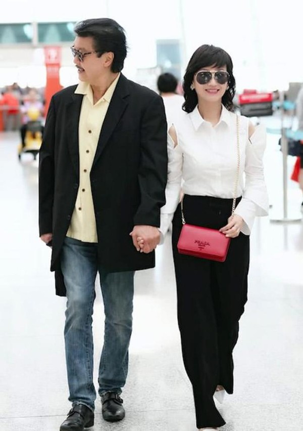 同是娶二婚老婆，靳东和秦昊都被老婆带旺，他看着像职业“保安”