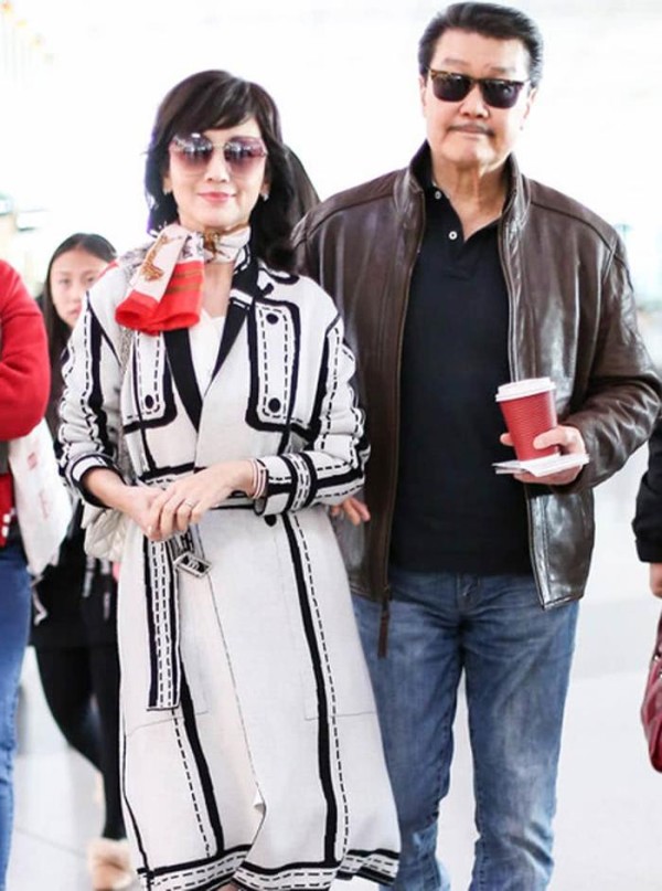 同是娶二婚老婆，靳东和秦昊都被老婆带旺，他看着像职业“保安”