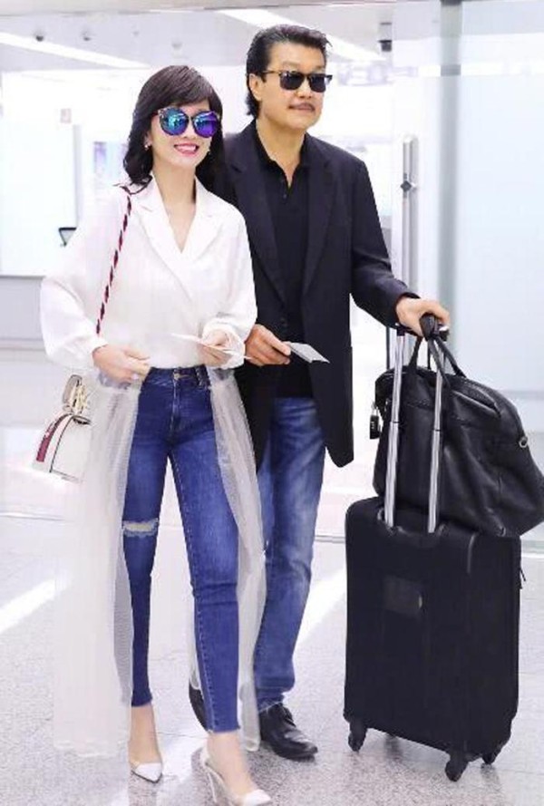 同是娶二婚老婆，靳东和秦昊都被老婆带旺，他看着像职业“保安”