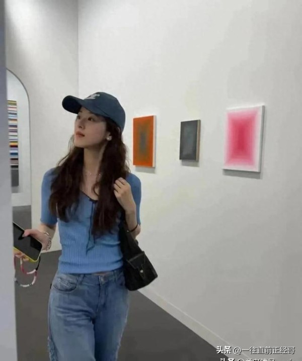 31岁章泽天现身香港画展，三胎妈妈根本没有变化，依然美丽动人