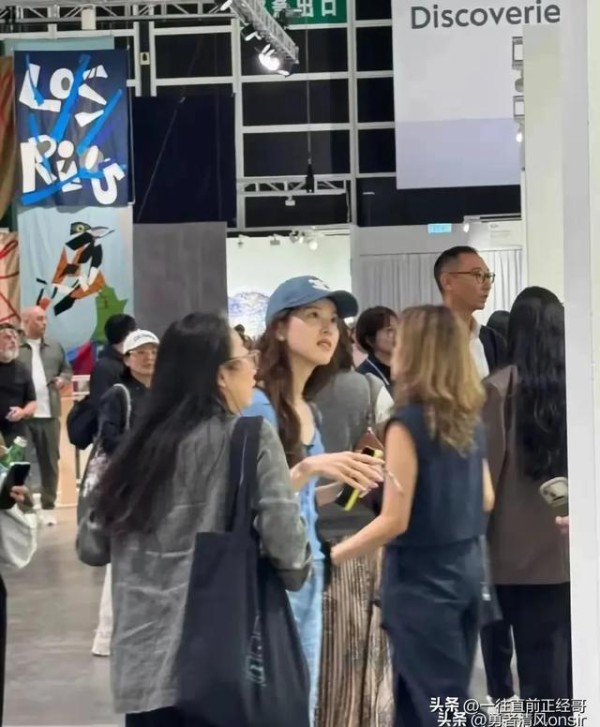 31岁章泽天现身香港画展，三胎妈妈根本没有变化，依然美丽动人！