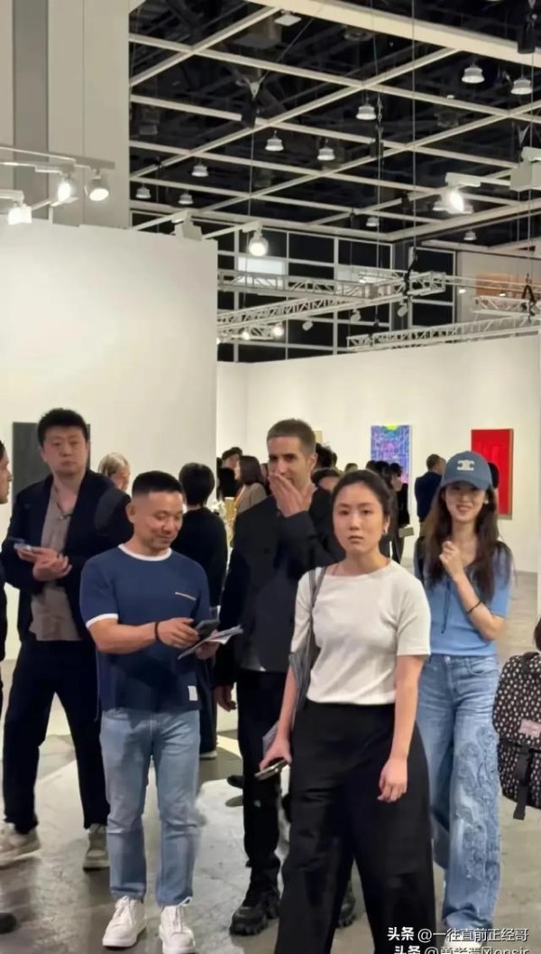 31岁章泽天现身香港画展，三胎妈妈根本没有变化，依然美丽动人！