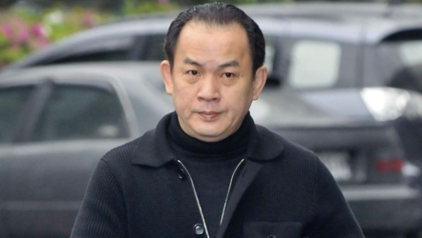 竹联帮主么么病逝后，曾于竞选舞台上救援连胜文的绰号“扣头”刘振南呼声高。