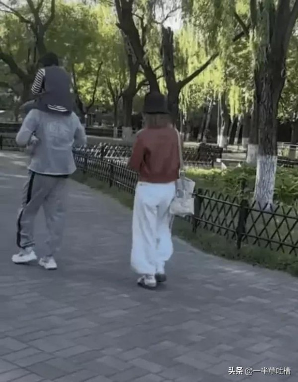 张歆艺袁弘带娃逛公园，袁弘扛娃超有爱，张歆艺状态也太好
