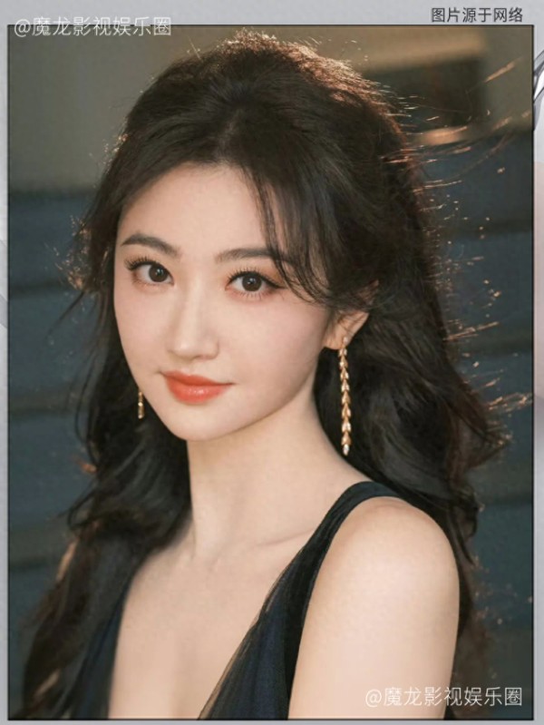 景甜脸部状态引争议，身材仍珠圆玉润柔软迷人