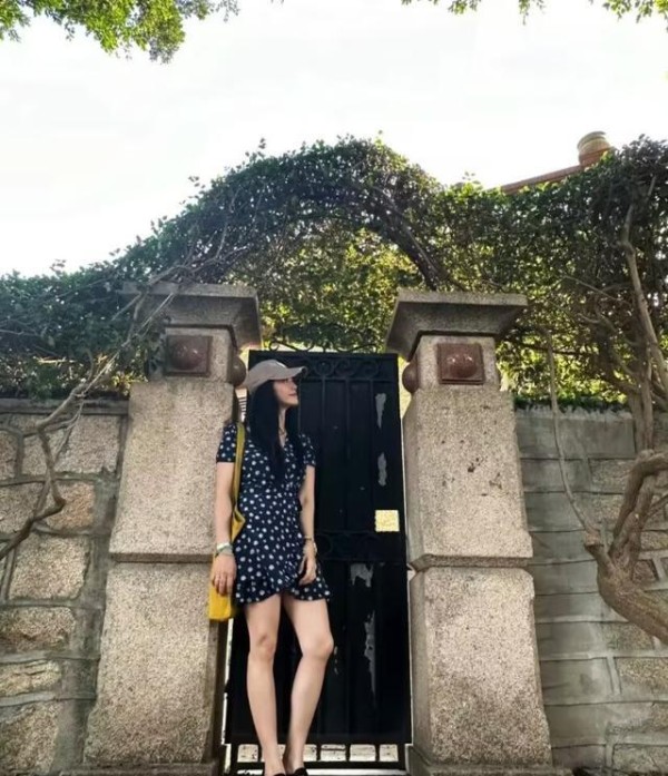 姚晨晒五一鼓浪屿度假照，身材依旧年轻，低调素颜享美好时光