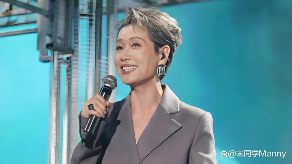 叶童李晟黄英唱《大山》：61岁影后被姐姐们宠成“团宠”的真相