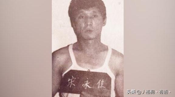 东北“著名”的悍匪乔四，曾霸占24位女明星，狠起来自己都砍