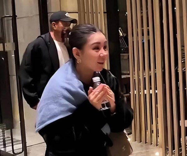 李小萌大变样！头发稀疏，妆容精致却显疲惫，网传美貌差距大