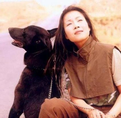 和那英老死不相往来，怒摔话筒惨遭“封杀”，52岁看起来老成大妈