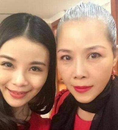 与那英不合，谣传患有白血病结婚多年没孩子，田震背后的男人是谁