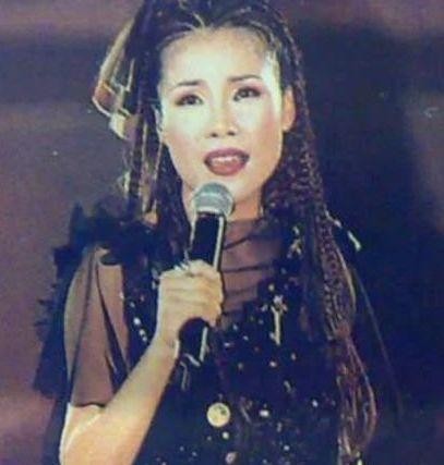和那英老死不相往来，怒摔话筒惨遭“封杀”，52岁看起来老成大妈