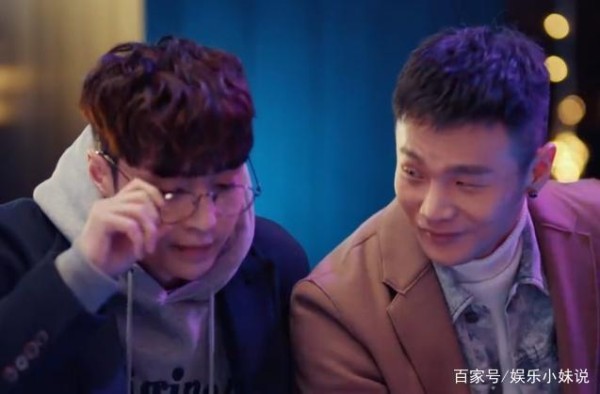 张艺兴李荣浩一起喝酒，两人关系如同“恋人”