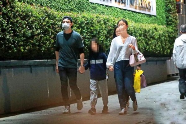 林心如霍建华一家三口近照，手牵手散步好有爱，8岁小海豚长高了