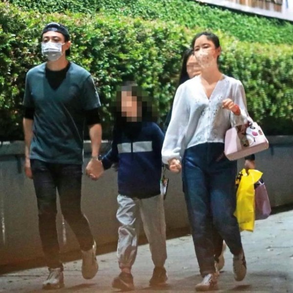 林心如霍建华一家三口近照，手牵手散步好有爱，8岁小海豚长高了
