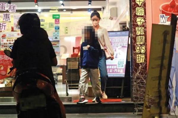 林心如霍建华一家三口近照，手牵手散步好有爱，8岁小海豚长高了