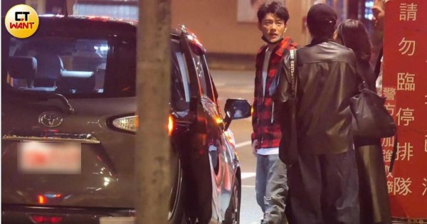 李程彬跟两位女性工作人员一起同车返家。（图／本刊摄影组）