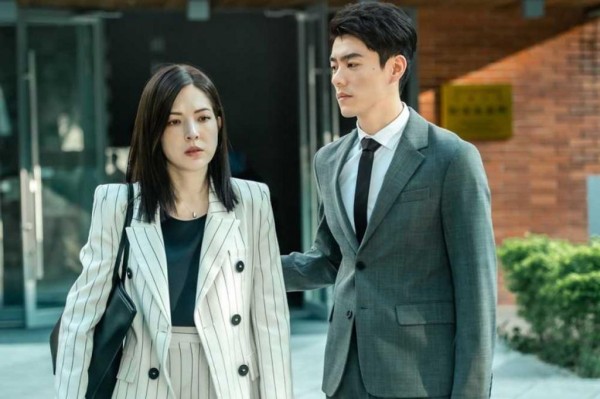 李程彬（右）出道12年，在《她和她的她》中有相当抢眼的表现。（图／Netflix提供）