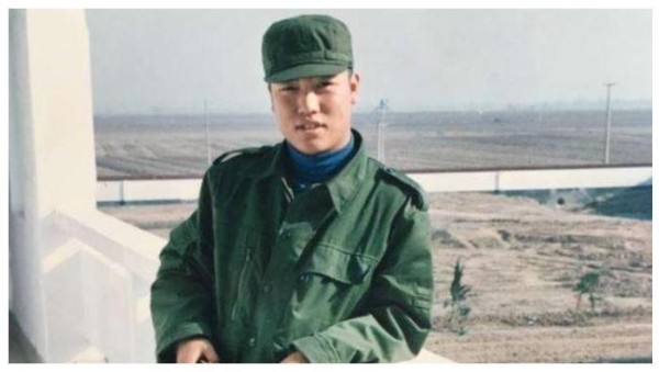 八年军人出身，为喜剧之路放弃铁饭碗，妻子太美被嘲老牛吃嫩草