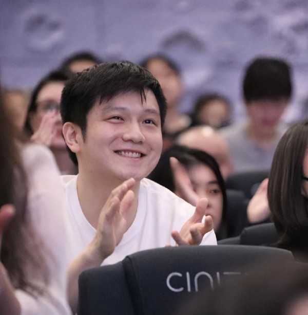 明星见证英雄情怀，樊振东和丁宁的感人故事引发热议！