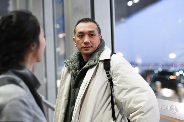 徐静蕾前男友44岁黄觉大变样？头发花白惹人疼，与老婆同框似父女