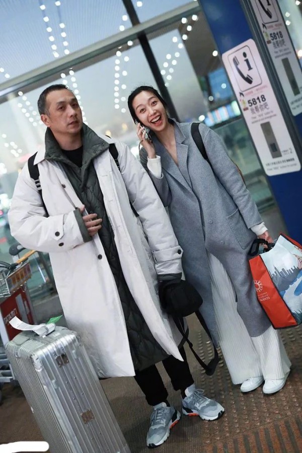 徐静蕾前男友44岁黄觉大变样？头发花白惹人疼，与老婆同框似父女