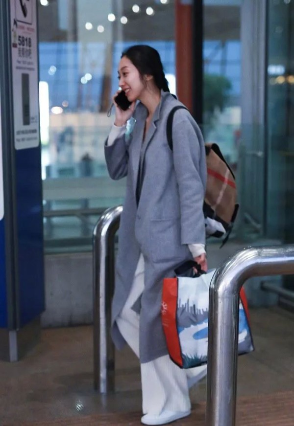 徐静蕾前男友44岁黄觉大变样？头发花白惹人疼，与老婆同框似父女