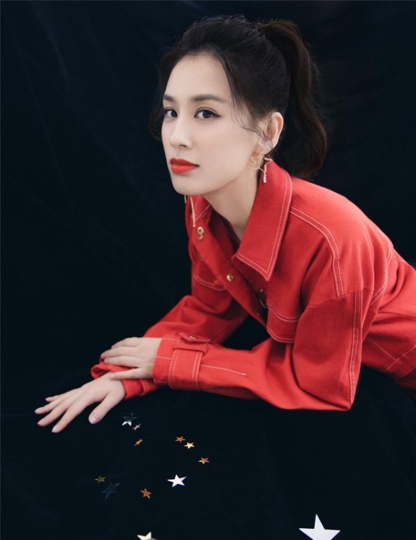 时光遗忘的角落：黄圣依与高中旧友的青春重逢