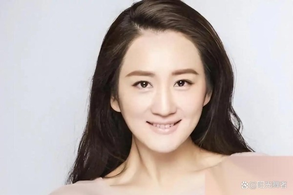她曾带弟弟进入娱乐圈，如今自己寂寂无闻，弟弟却大红大紫