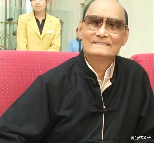 京剧名家关正明葬礼：不设灵堂、不要墓地，周立波下跪痛哭
