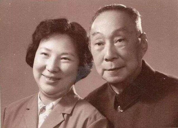 言清卿出书揭露了俞振飞的不堪，李蔷华霸气护夫将其告上法庭