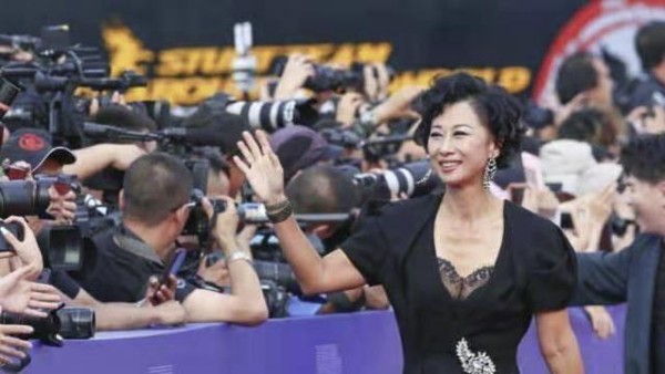 曾与费翔恋爱，做了15年小三没人骂，如今57岁状态良好