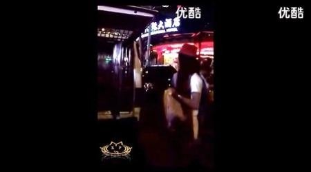 小红帽再约网友百元哥被打-小红帽百元哥签约成艺人