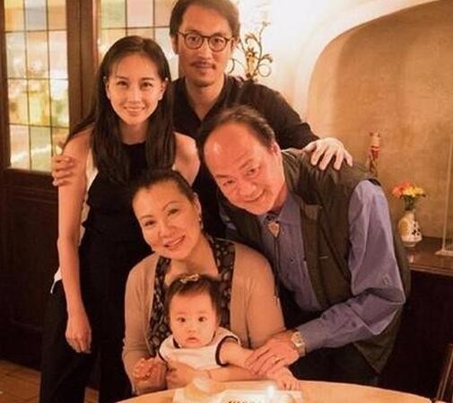 香港四小龙现状：他去世45年，他不认私生女，他再婚娶小20岁娇妻