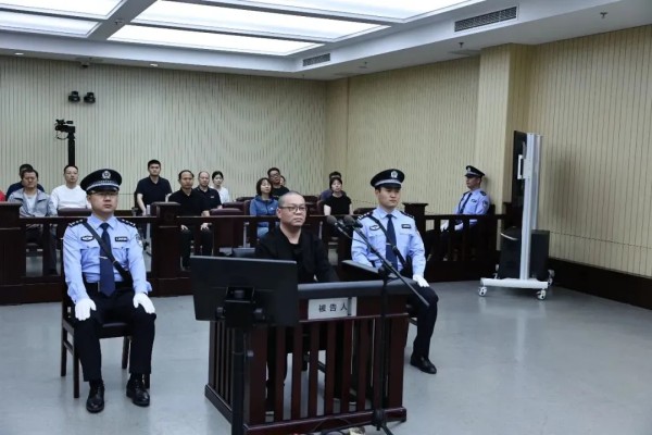 白天辉曾在赖小民案专题片中出镜