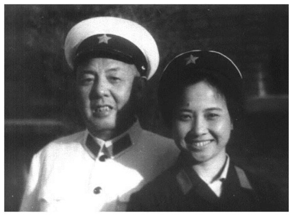 开国上将的爱情：他俩相差22岁，尽管有流言蜚语，但还是义无反顾