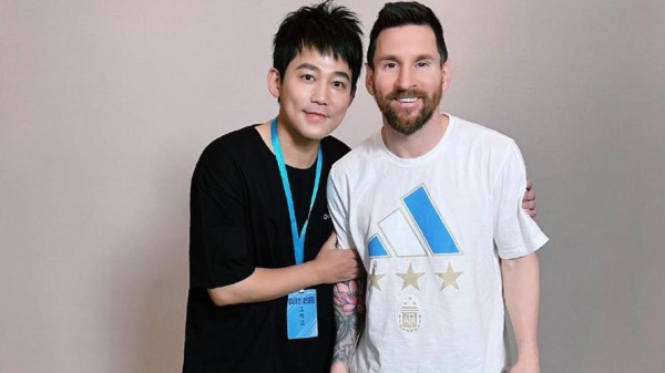 苏醒晒与梅西合照(梅西喜欢中国哪个明星)
