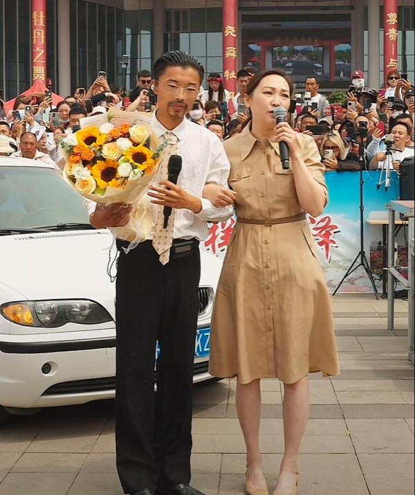 郭有才苏畅夫妇同框！深情告白让人动容，承诺结婚时请大家喝喜酒