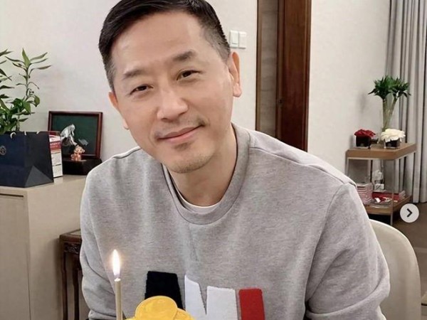 唐鹤德再掀争议：与梁朝伟刘嘉玲同桌，神秘关系引发热议