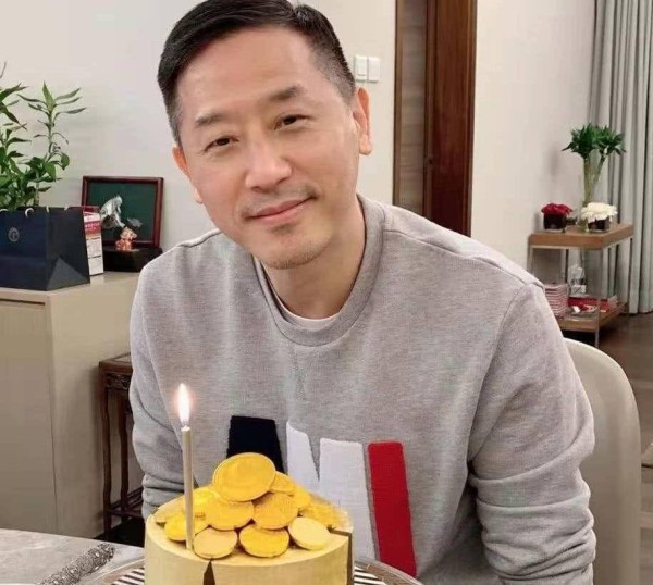 唐鹤德近照曝光！张国荣前经纪人为其庆生，61岁仍容颜未改